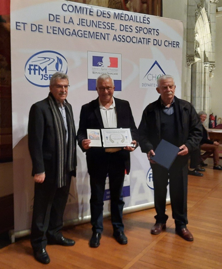 02 décembre 2022 : Bernard reçoit le trophée du bénévolat