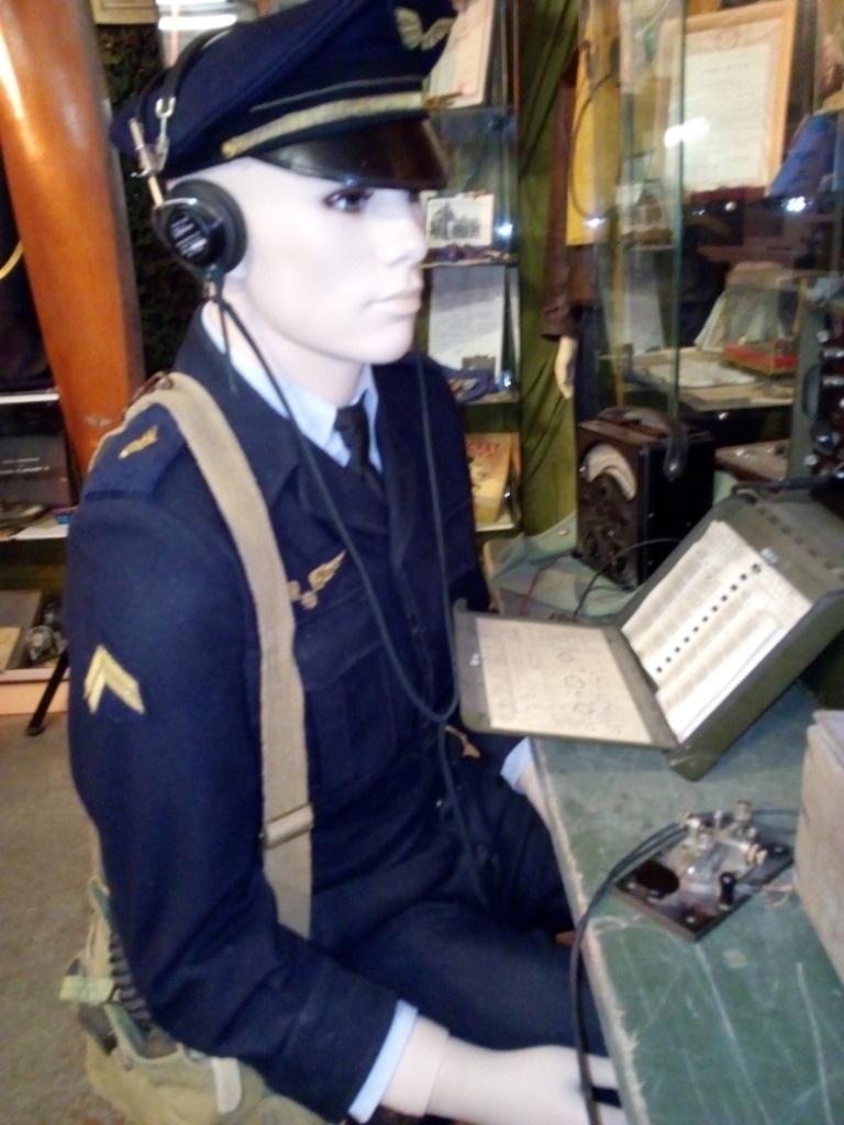Sergent  mécanicien radio en action