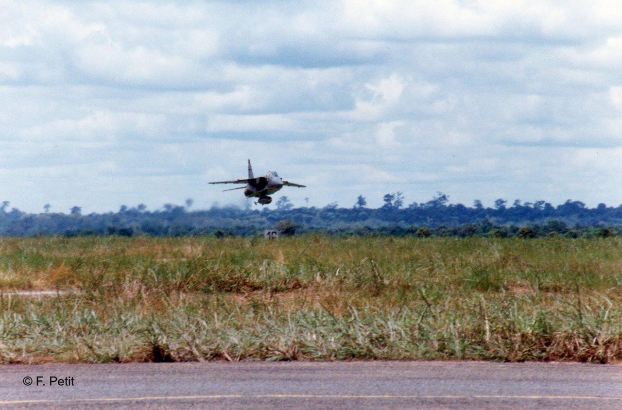 A22 7-IF quittant BANGUI pour la dernière fois le 08 septembre 1995