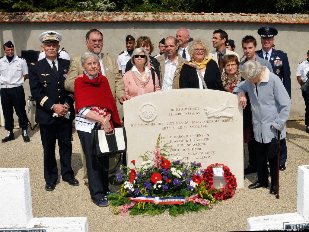 photo souvenir de l'inauguration de la stèle