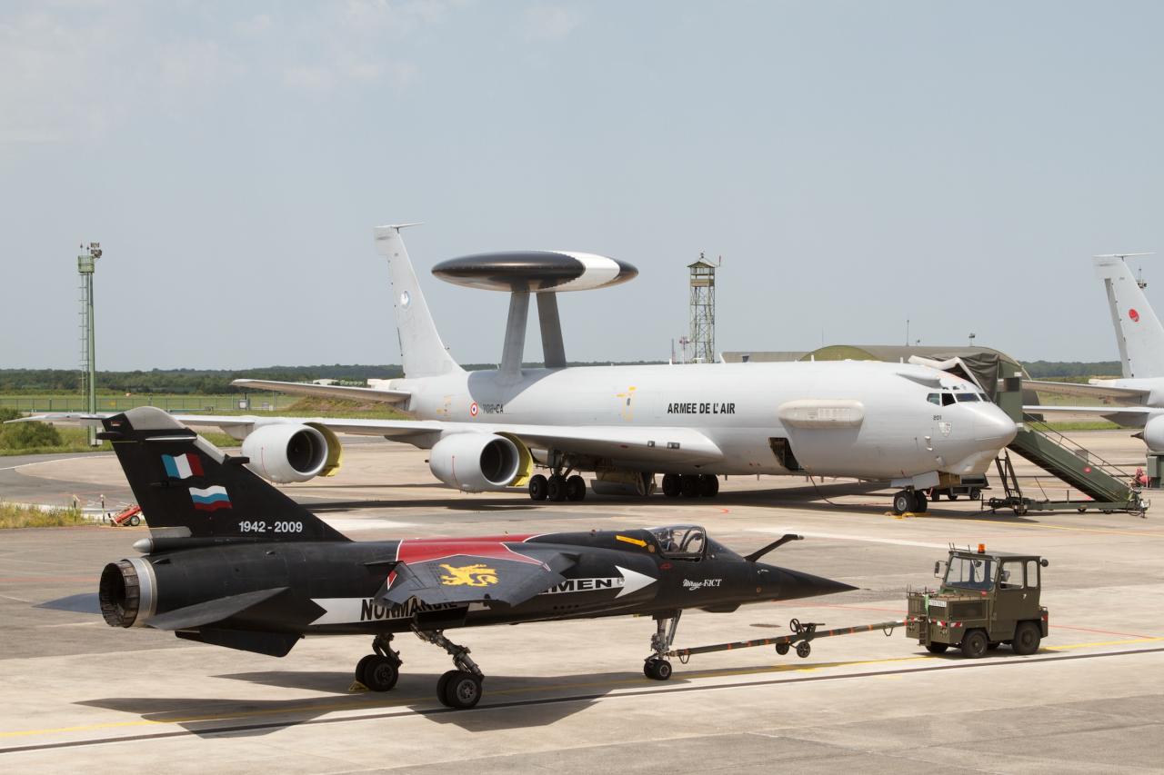 Le 260 tracté sur le parking AWACS