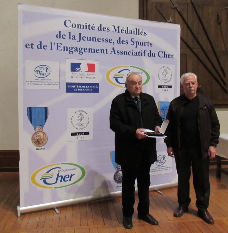 Michel reçoit le Trophée du bénévolat le 06 décembre 2016