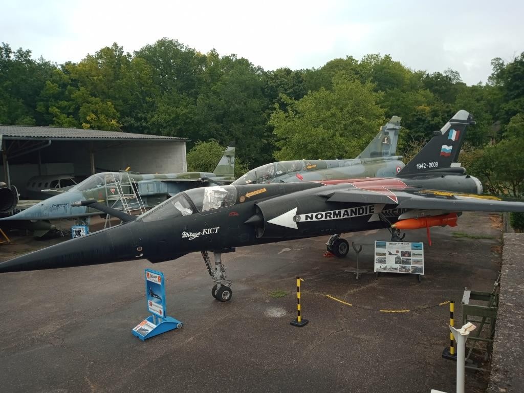 Au musée,  équipé de 2 bombes SFA250 sous les ailes  (couleur orange pour inerte).