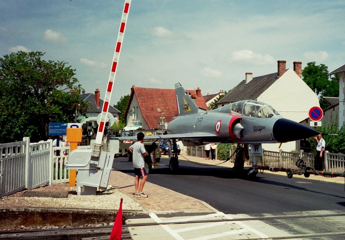 Mirage IIIB n°214 traverse Avord.