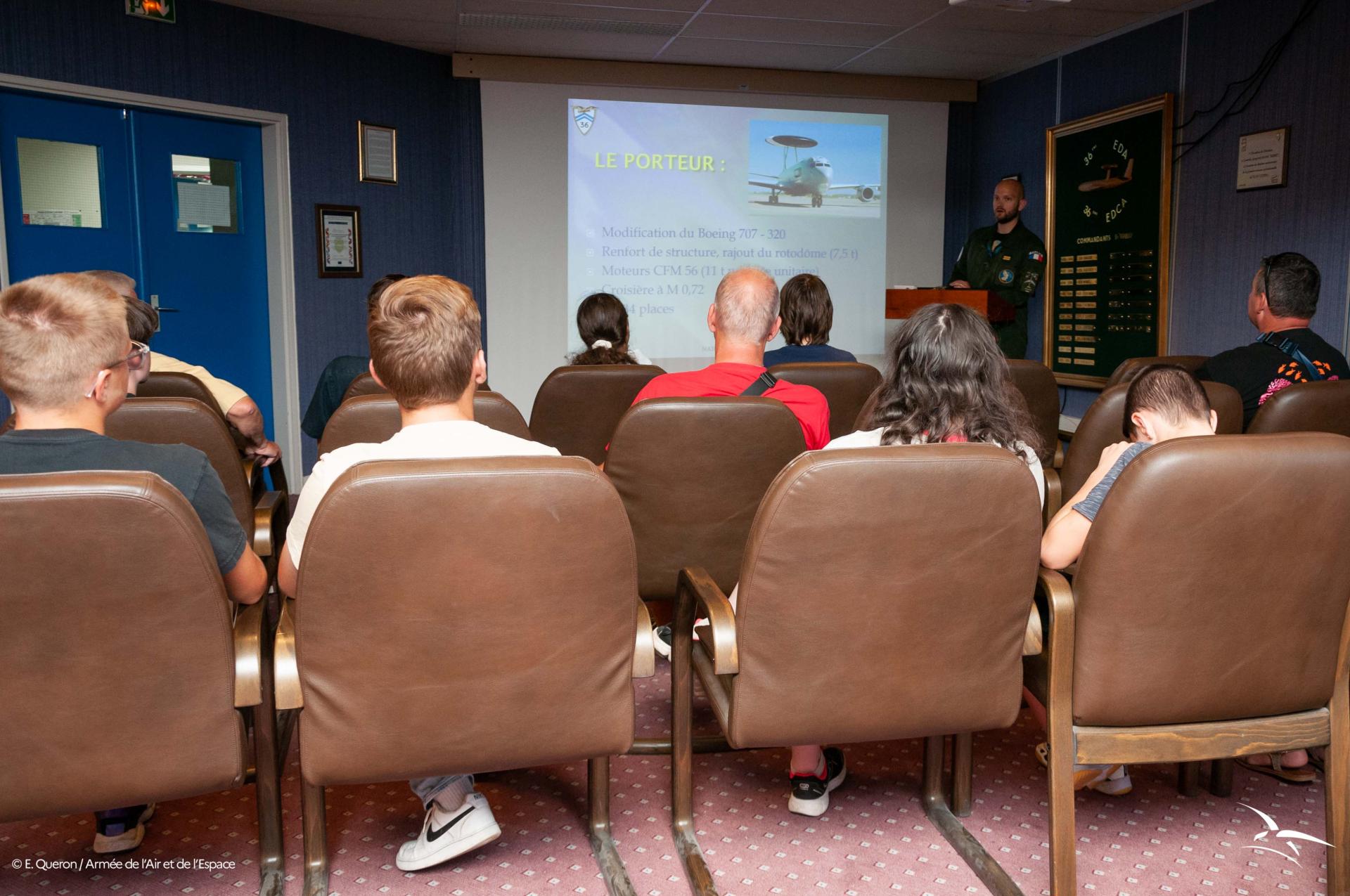 Briefing en salle d'honneur