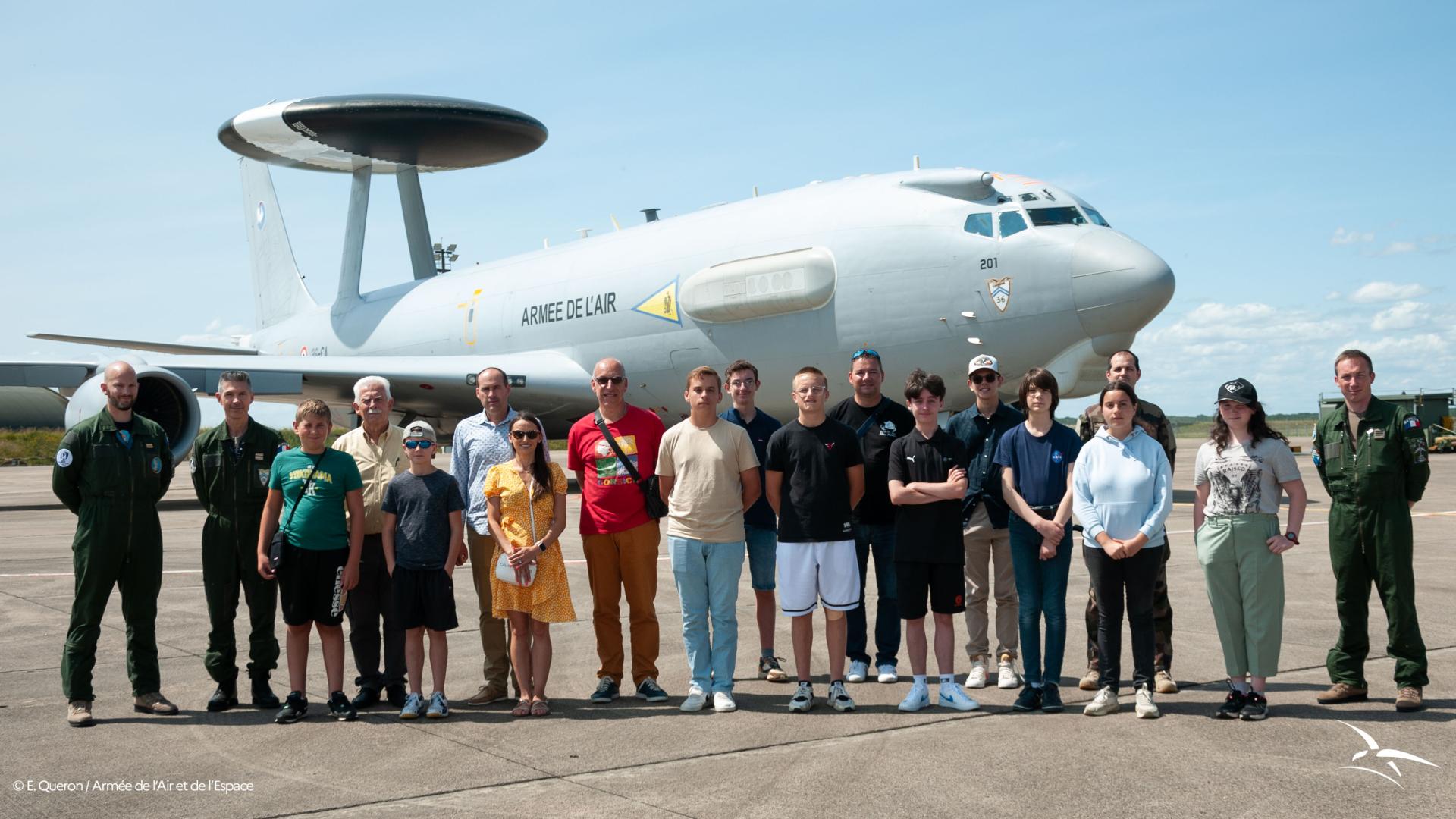 Photo du groupe devant l'E-3F 201